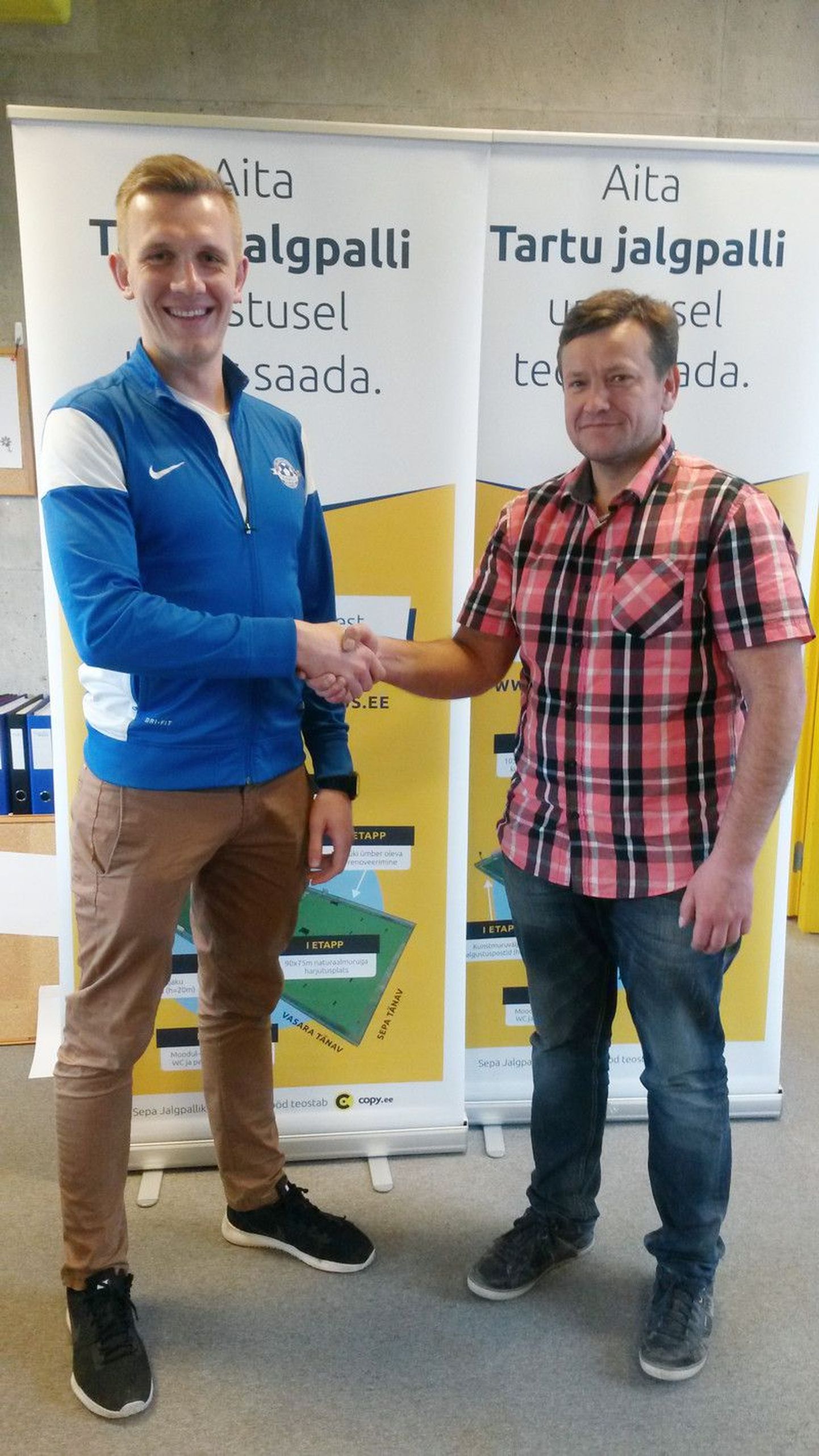 Sepa Jalgpallikeskuse taristujuht Kaarel Kiidron (vasakul) ja Jaagor Grupp OÜ juhatuse liige Ingmar Kiidjärv.