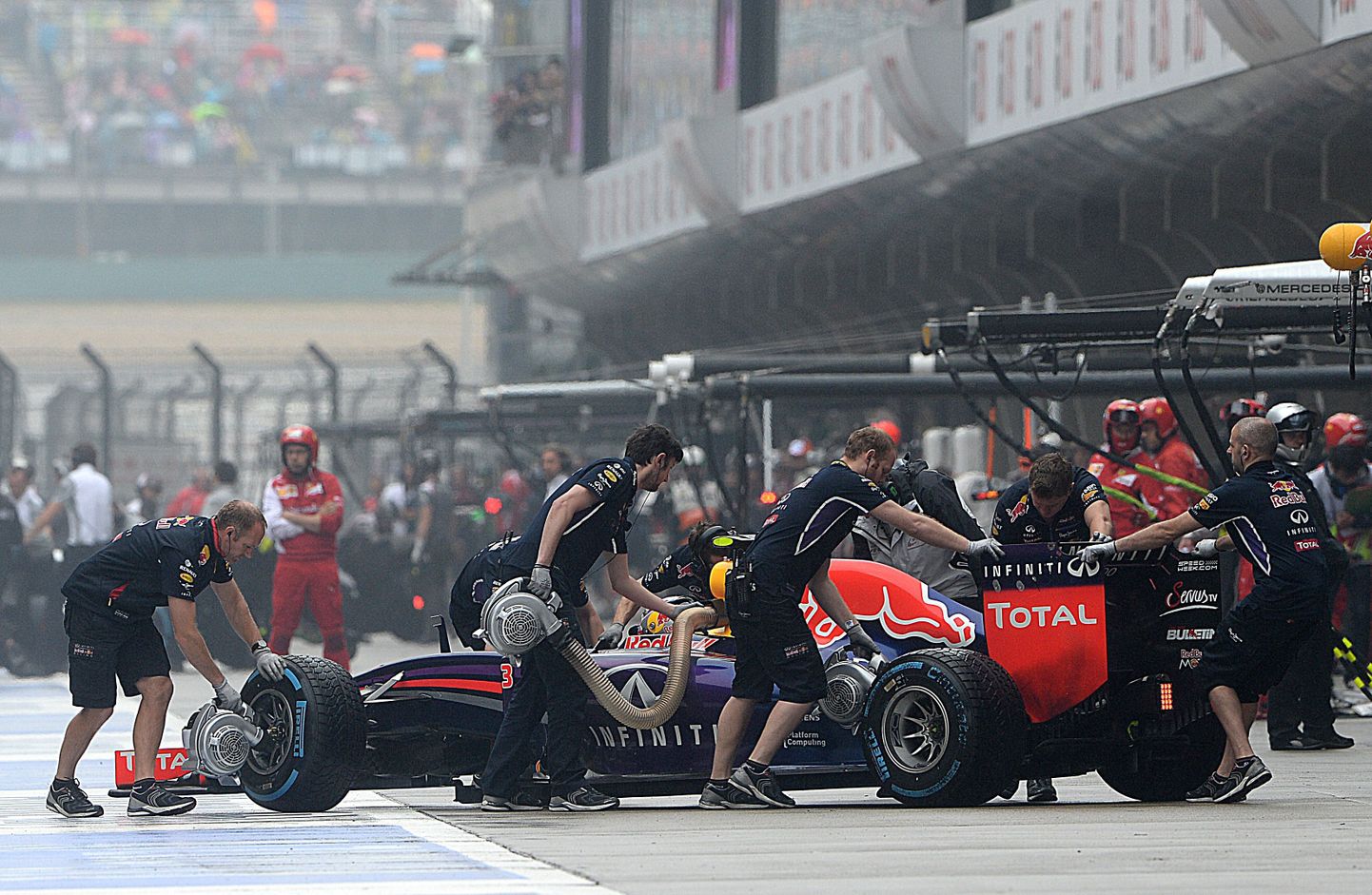 Red Bulli meeskonna mehaanikud Daniel Ricciardo autoga.