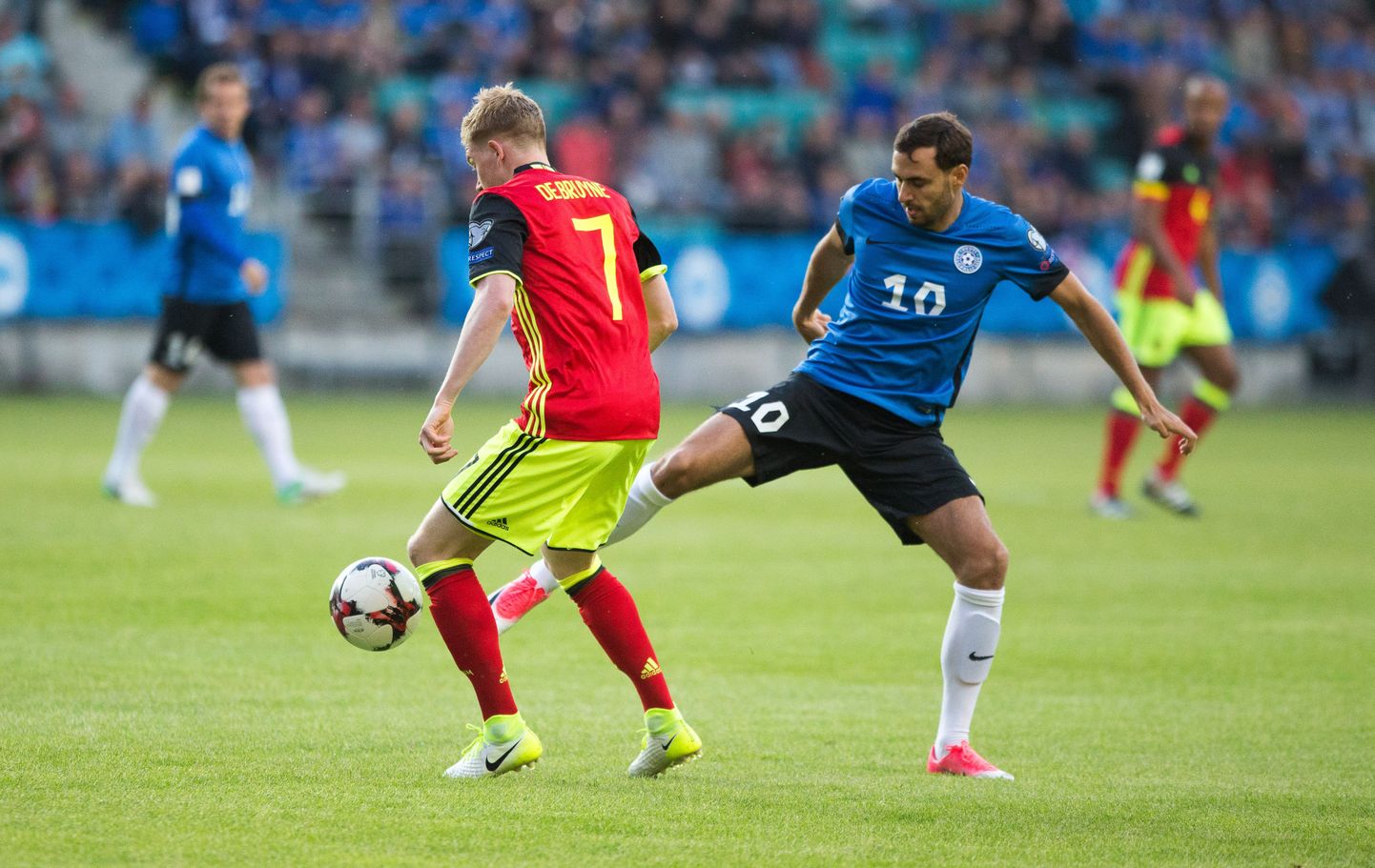Sergei Zenjov Eesti koondise särgis MM-valikmängus Belgiaga võitlemas palli pärast Kevin de Bruynega.