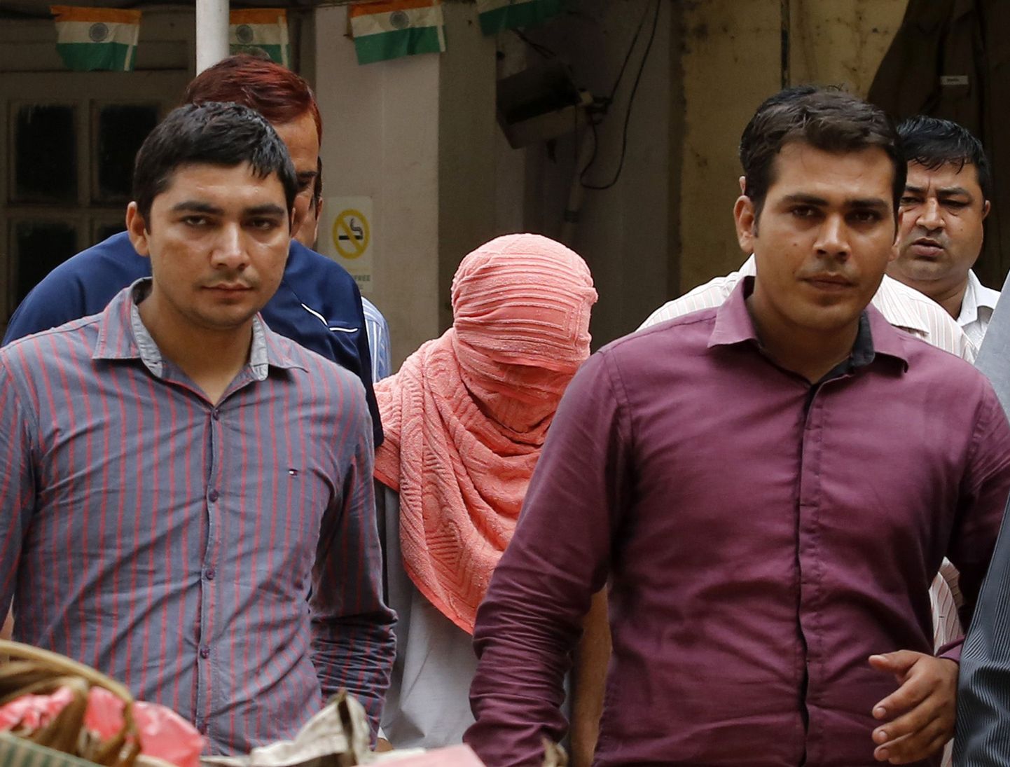 Viies grupivägistaja oli alaealine nooruk, kelle New Delhi kohus oli juba 31. augustil mõistnud kolmeks aastaks vangi. Pildil on näha teda erariides politseinike vahel kohtuhoonest lahkumas.