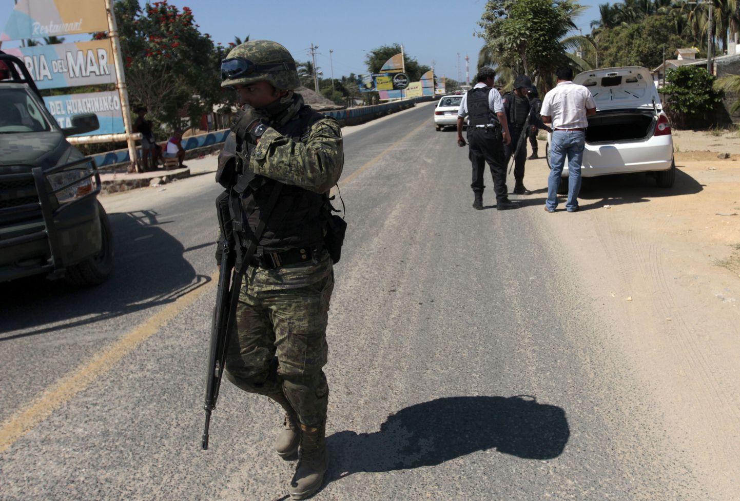 Mehhiko sõdurid ja politsenikud Acapulcos maja lähedal, kus kuus Hispaania naisturisti vägistati.