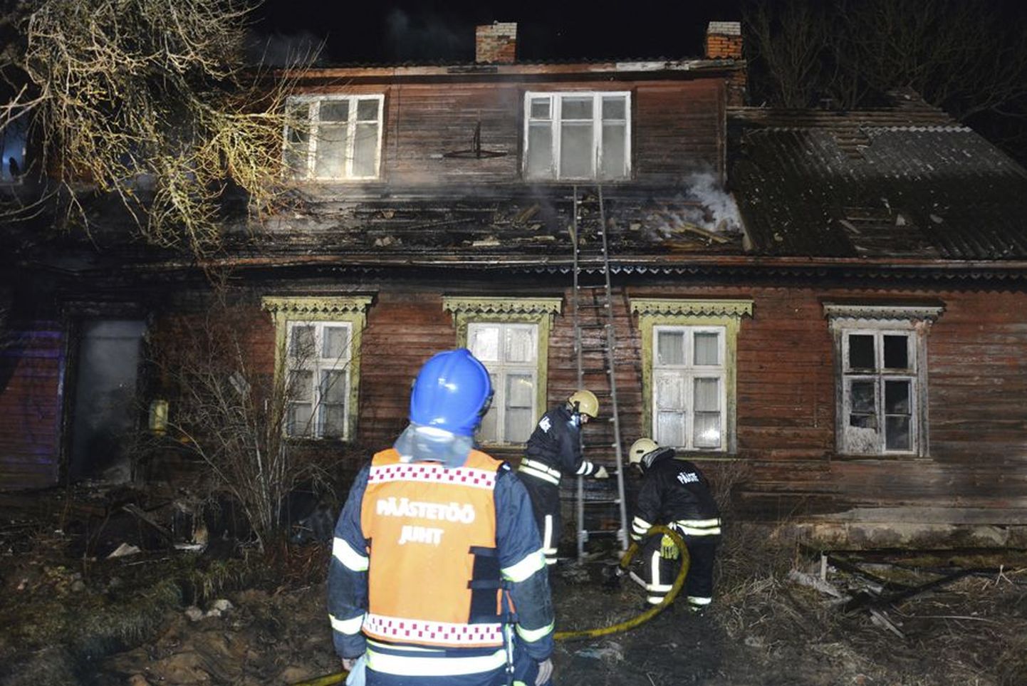 Päästjad veetsid öö vastu kolmapäeva Mõisakülas, kus tuli kustutada maja, mis on poole aasta jooksul korduvalt põlenud.