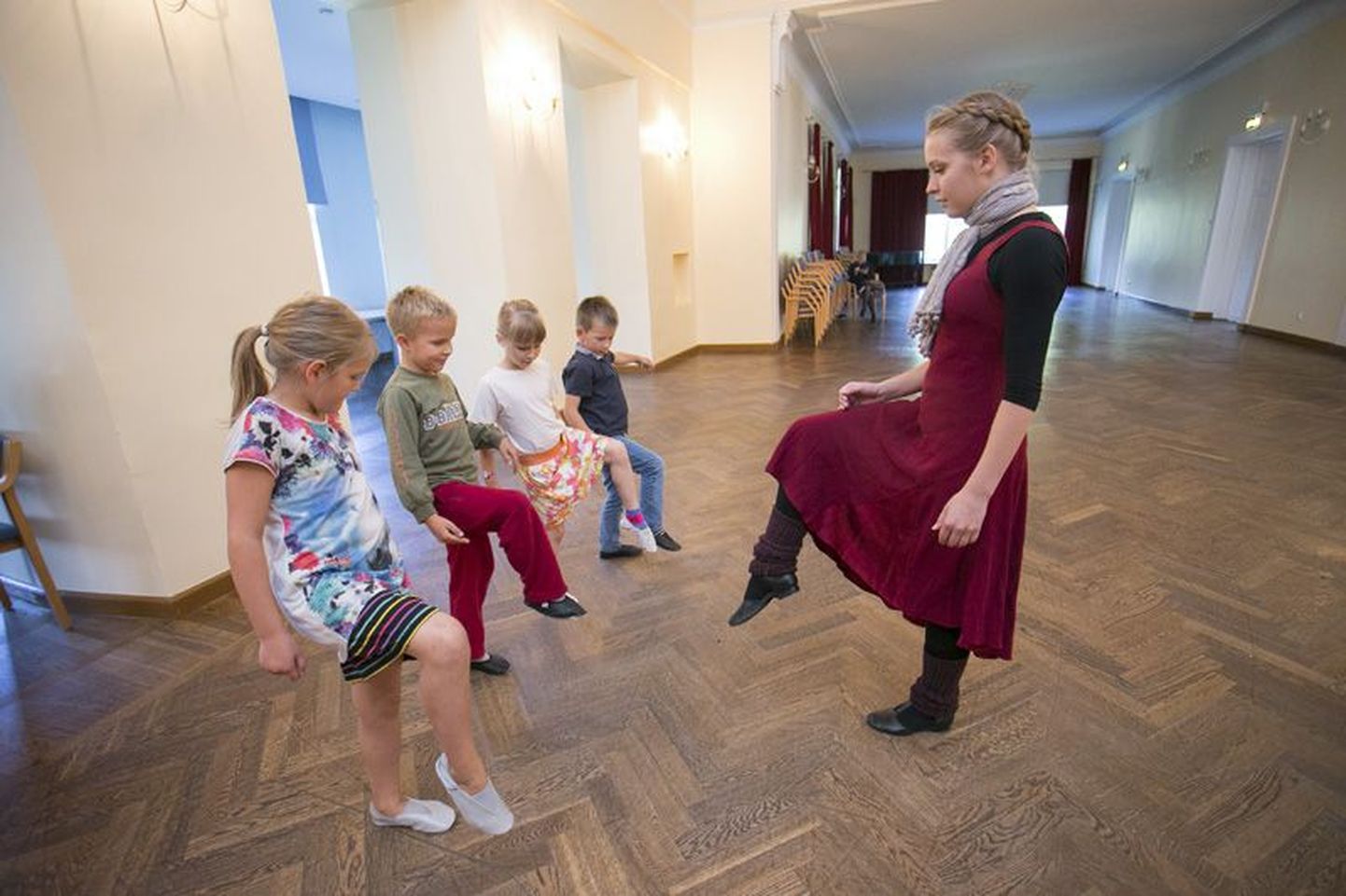 Tiiu Mürk on tantsuga tegelenud lapsest saadik, nüüd annab ta oma noore elu jooksul kogutud teadmisi ja kogemusi edasi nii väikestele kui suurtele rahvatantsijatele.