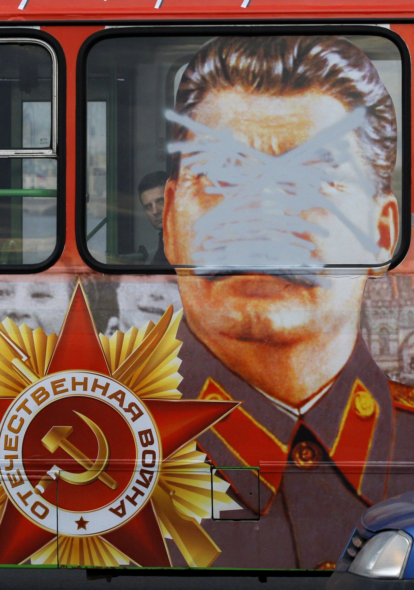 Selle bussi vastased vandaalitsesid Stalini pildi kallal