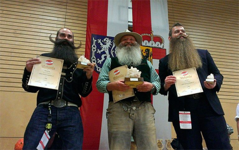 Ганс Гасснер (в центре). Лучший в категории «Естественная борода и стилизованные усы». ФОТО: Borodatyh.net.