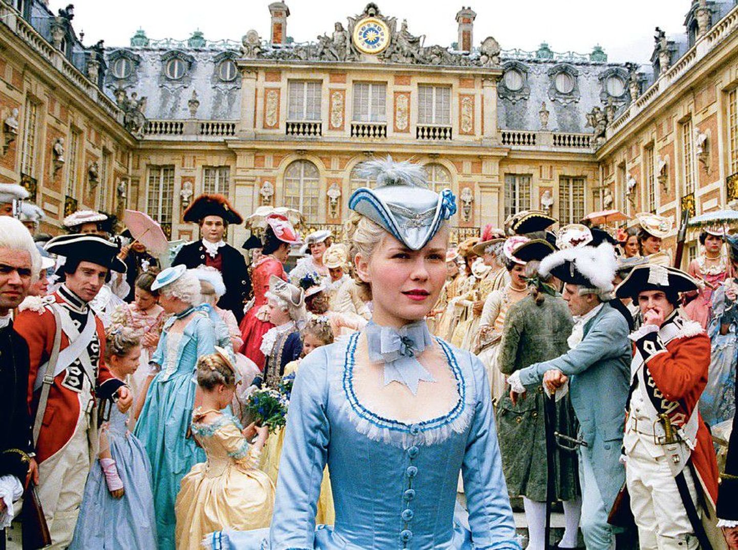 Kaader filmist «Marie Antoinette», mille reissöör on Sofia Coppola ja peaosas Kirsten Dunst (esiplaanil).