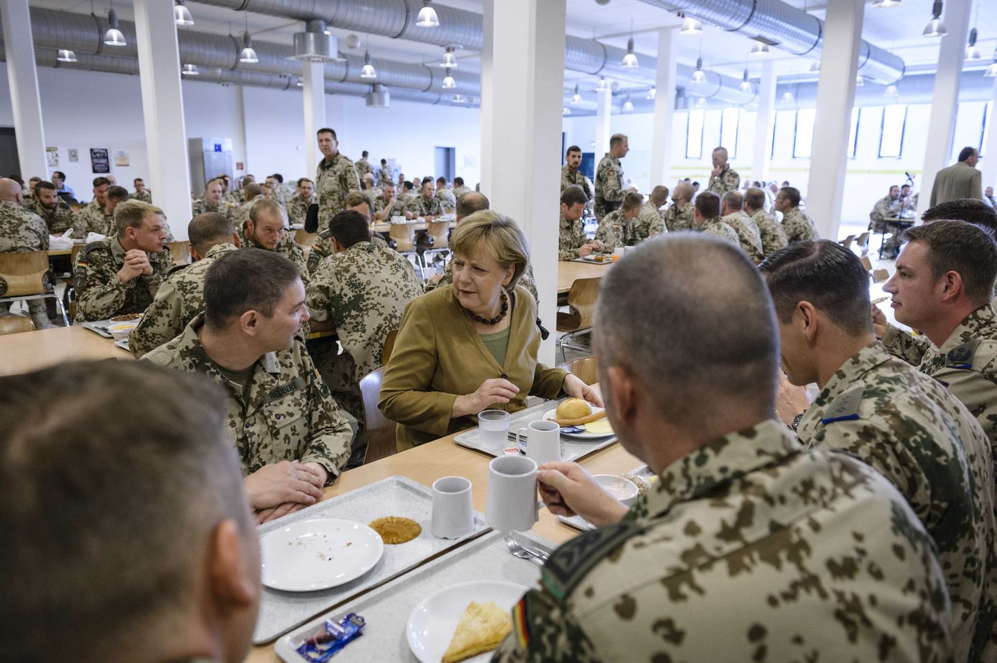 Angela Merkel tänasel hommikusöögil Saksa vägede baasis Afganistanis.