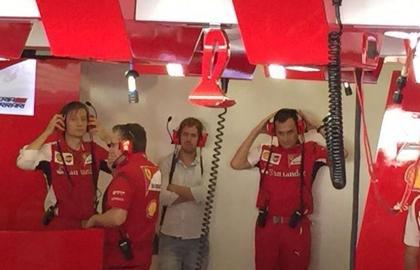 Sebastian Vettel Ferrari garaažis.