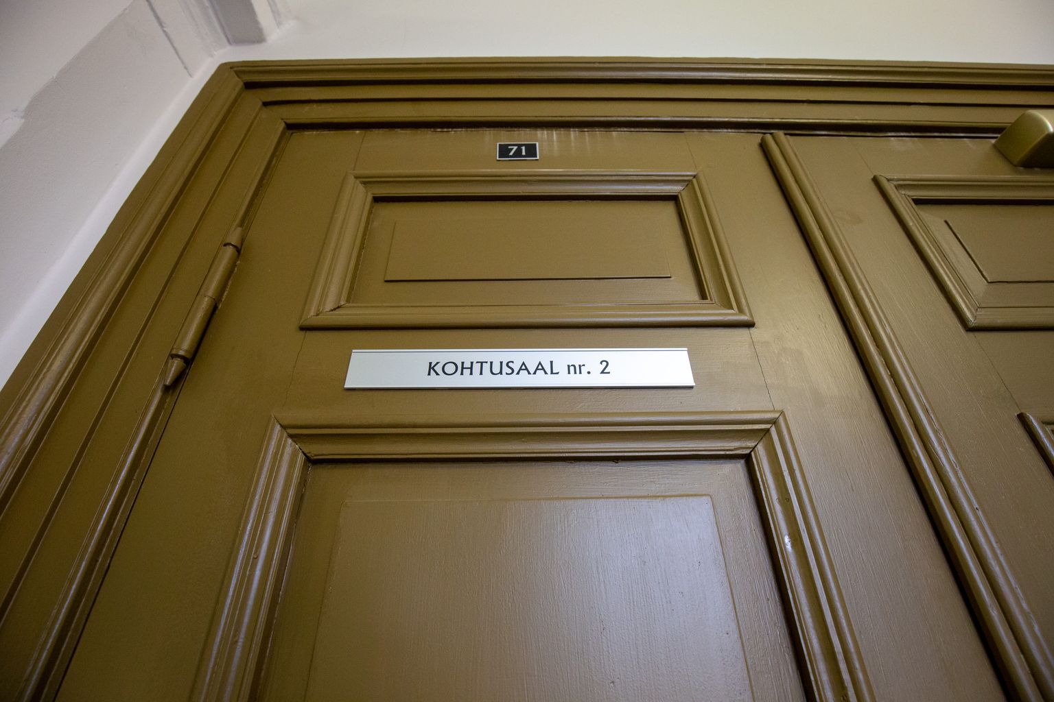 Kohtusaali uks Viljandi kohtumajas