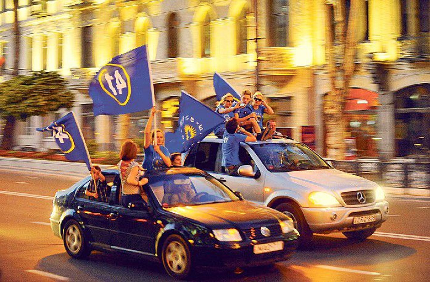 В день перед выборами в столице Грузии царила спокойная обстановка, но вечером по улицам Тбилиси прокатились колонны сигналящих автомобилей. Больше всего внимания привлекали сторонники правящей партии «Единое национальное движение» и оппозиционной «Грузинской мечты».