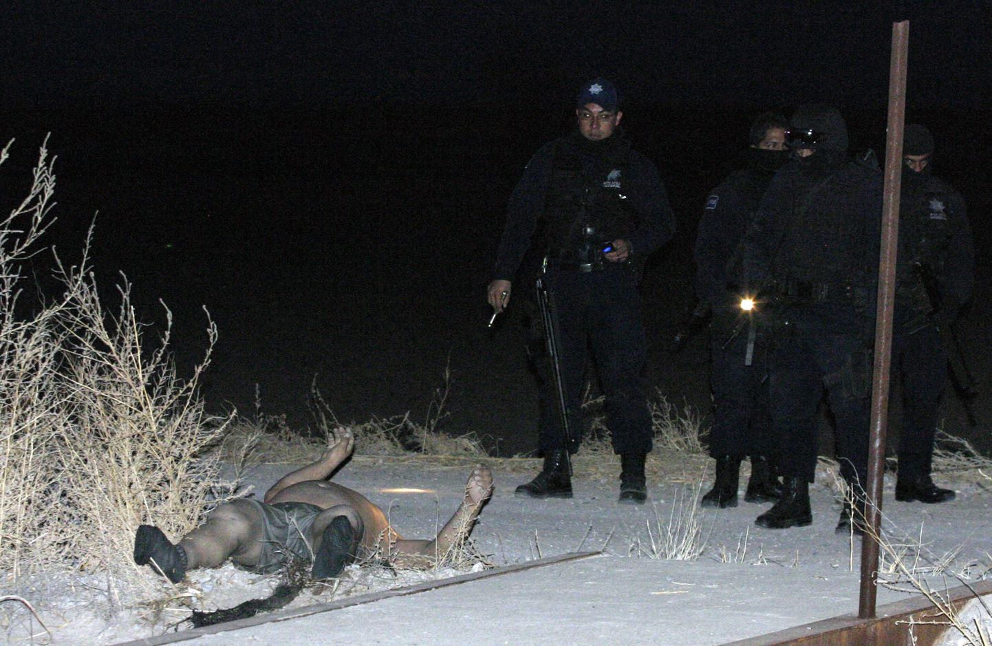 Mehhiko politsei narkosõja ohvri laipa uurimas