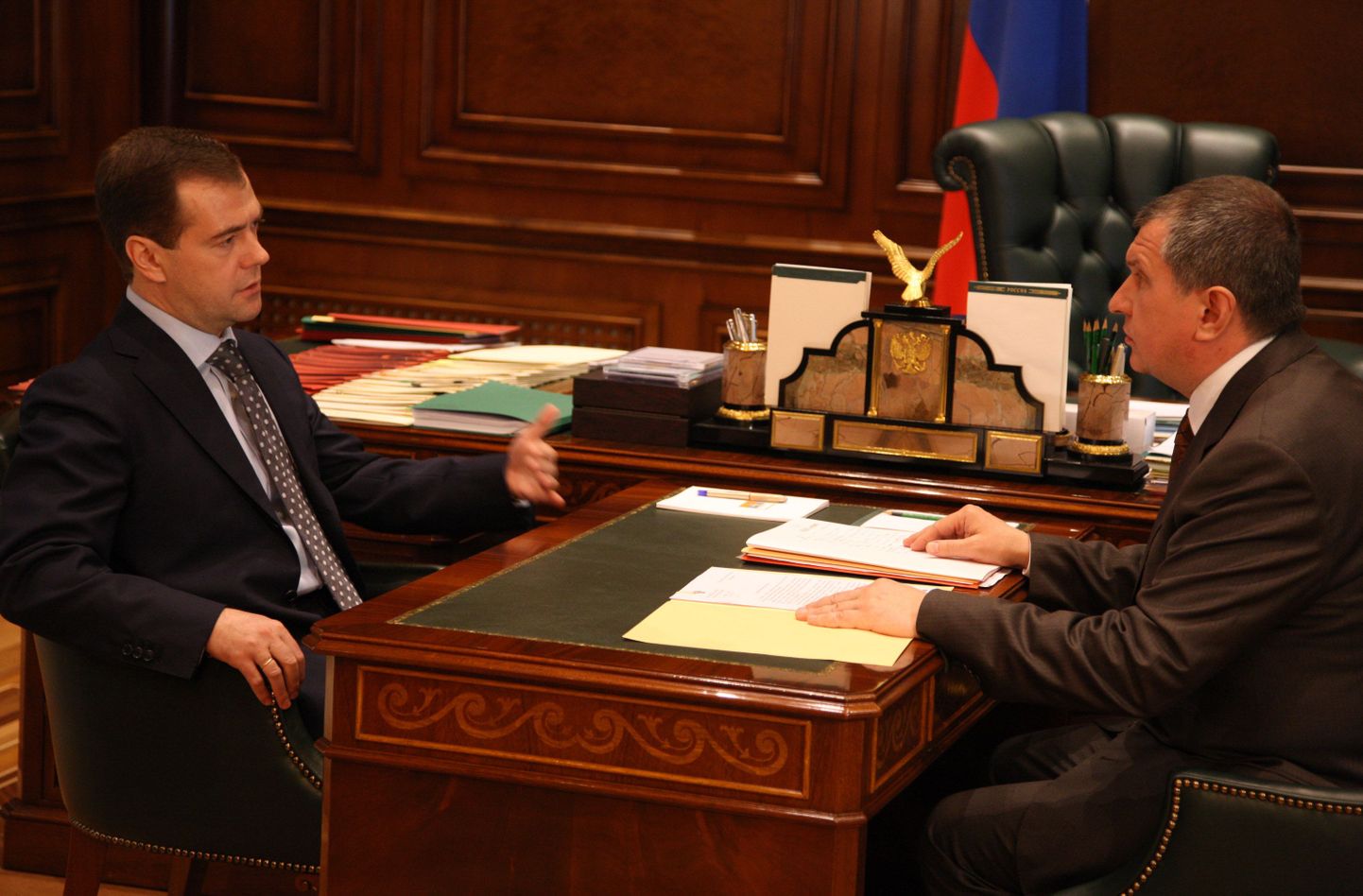 Venemaa president Dmitri Medvedev kuulamas asepeaminister Igor Setšini ettekannet.