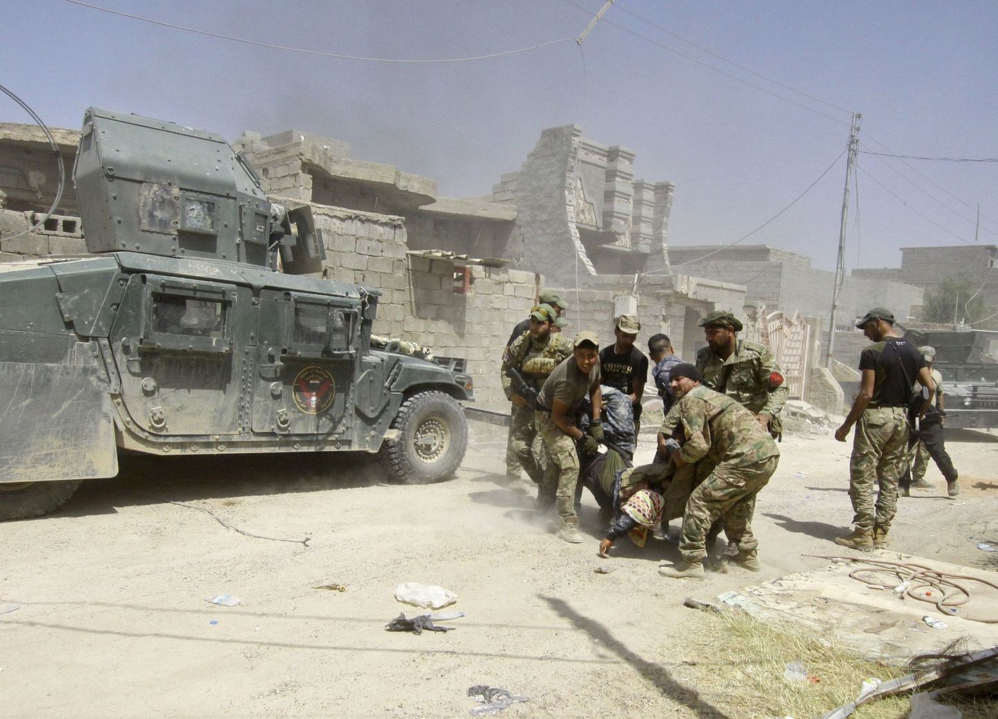 Iraagi julgeolekujõud Fallujah´s abistamas haavata saanud kaaslast.