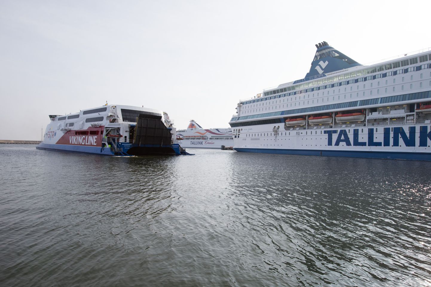 Laevad teel Helsingi sadamast Tallinna.