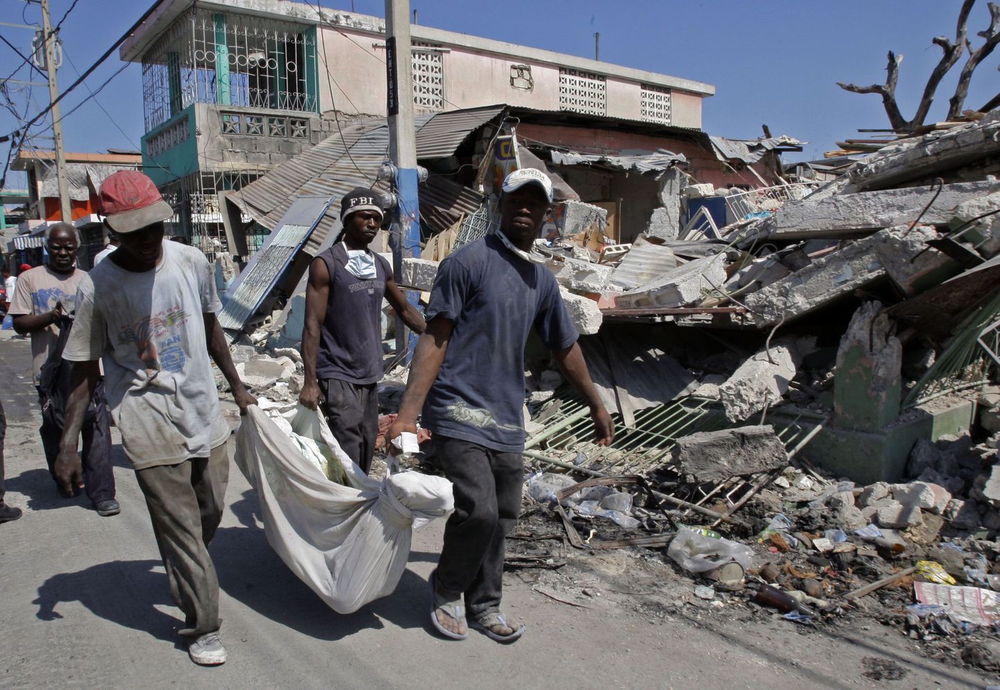 Без помощи других стран Гаити пока не может справиться с последствиями стихии.