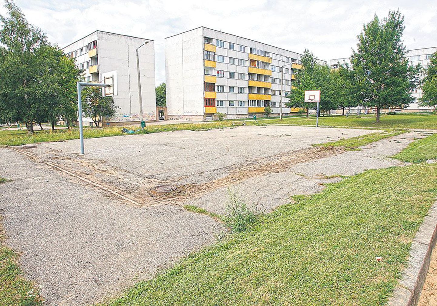 Обычное зрелище в любом уголке Эстонии – разваливающаяся заброшенная спортивная площадка в спальном районе.