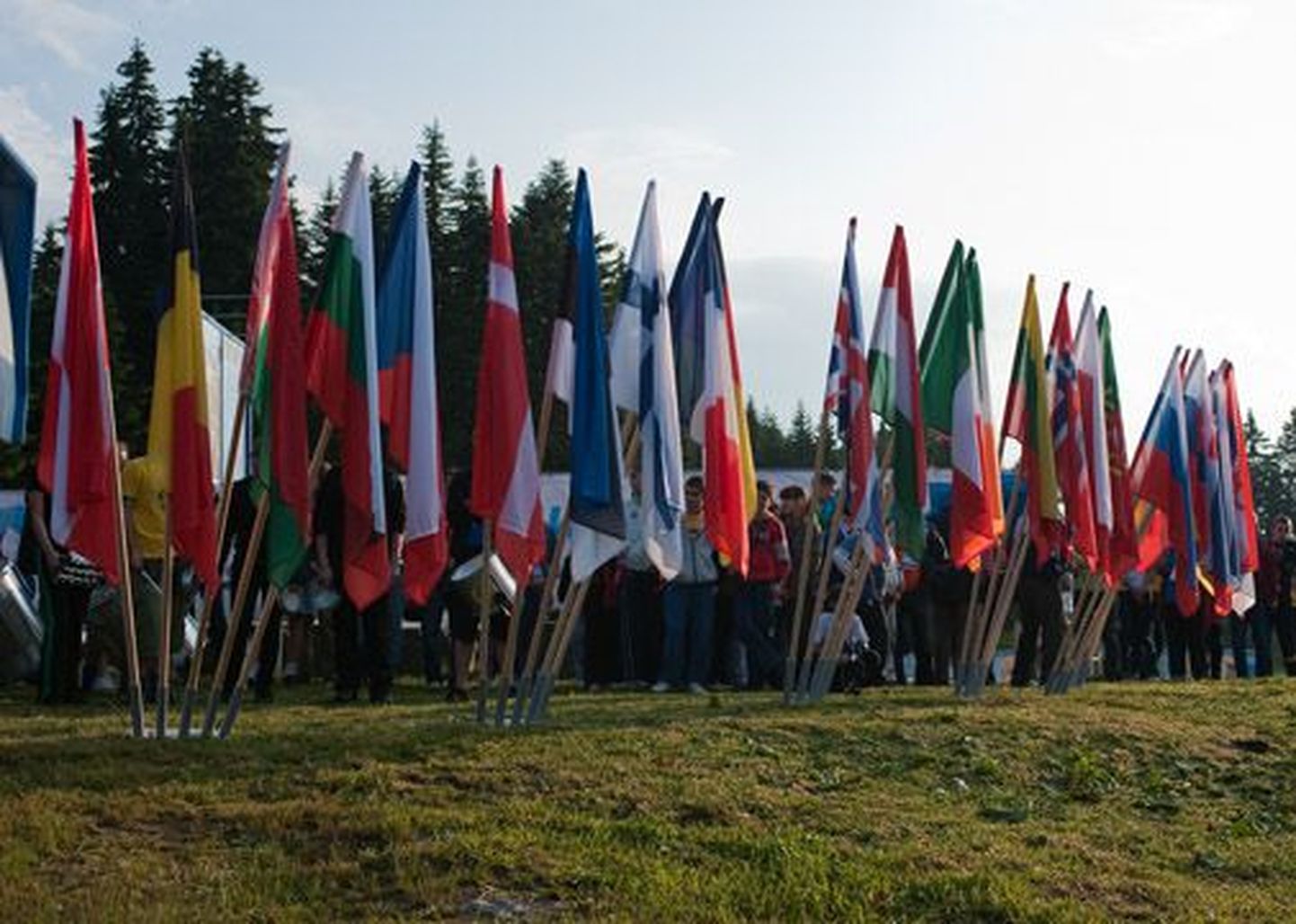 Osalejariikide lipud noorte orienteerumise Euroopa meistrivõistlustel.