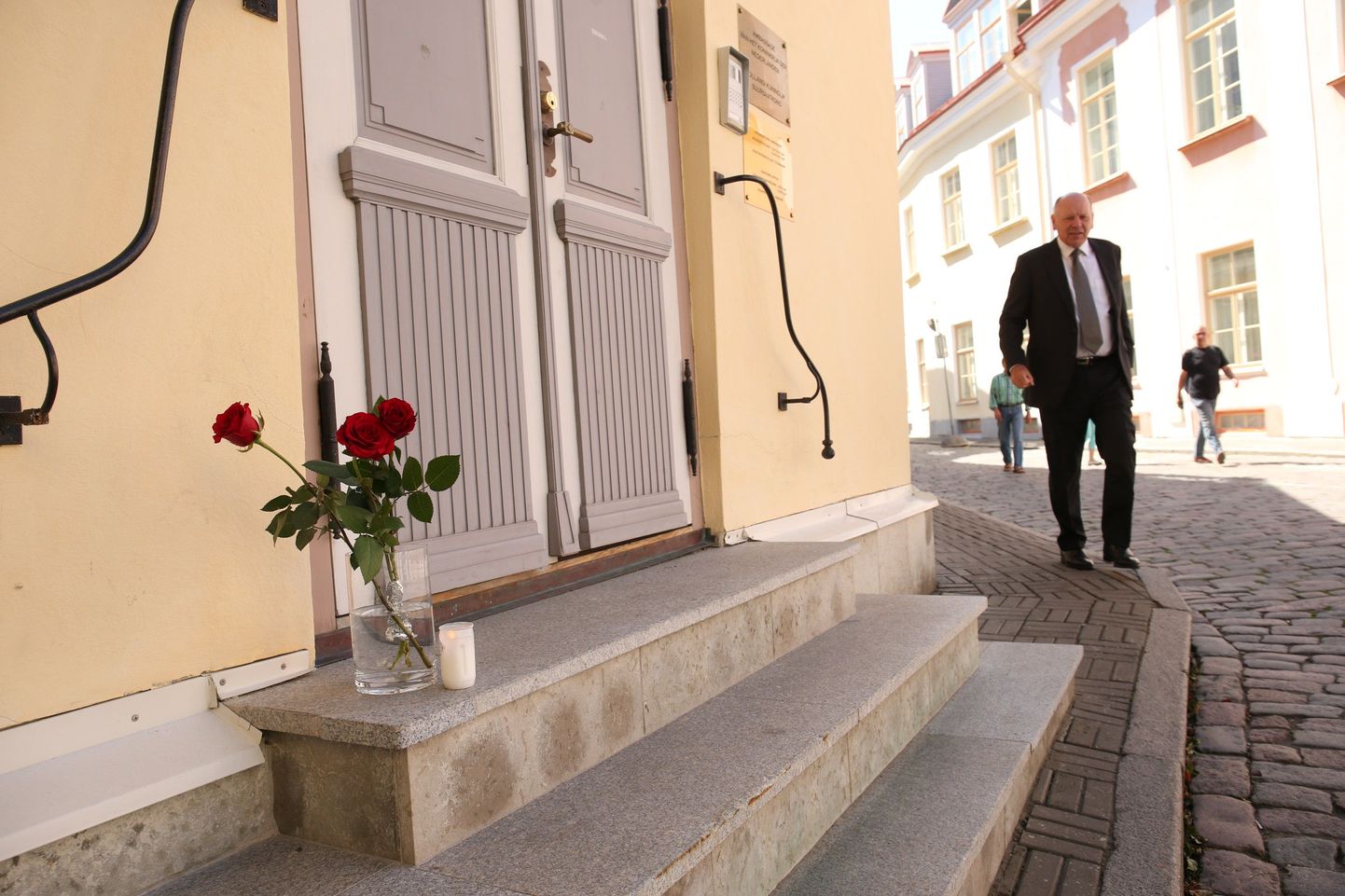 Hollandi suursaadik Eestis Jos Schellaars ütles, et eile õhtul toodi saatkonna ette lilli ja küünlaid. Tänaseks olid neist järel vaid üksikud roosid ja küünal.