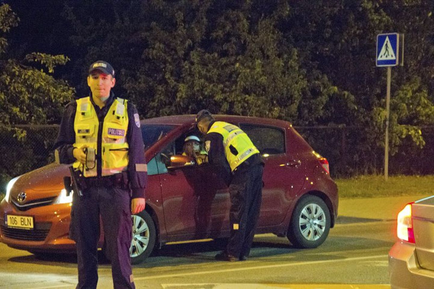 Läinud reedel tegeles politsei Rakveres end maani täis joonud meestega, samuti korraldati kontrollreid “Kõik puhuvad”, kus üks sõiduauto BMW juht üritas õige mitmel korral politseid vältida.