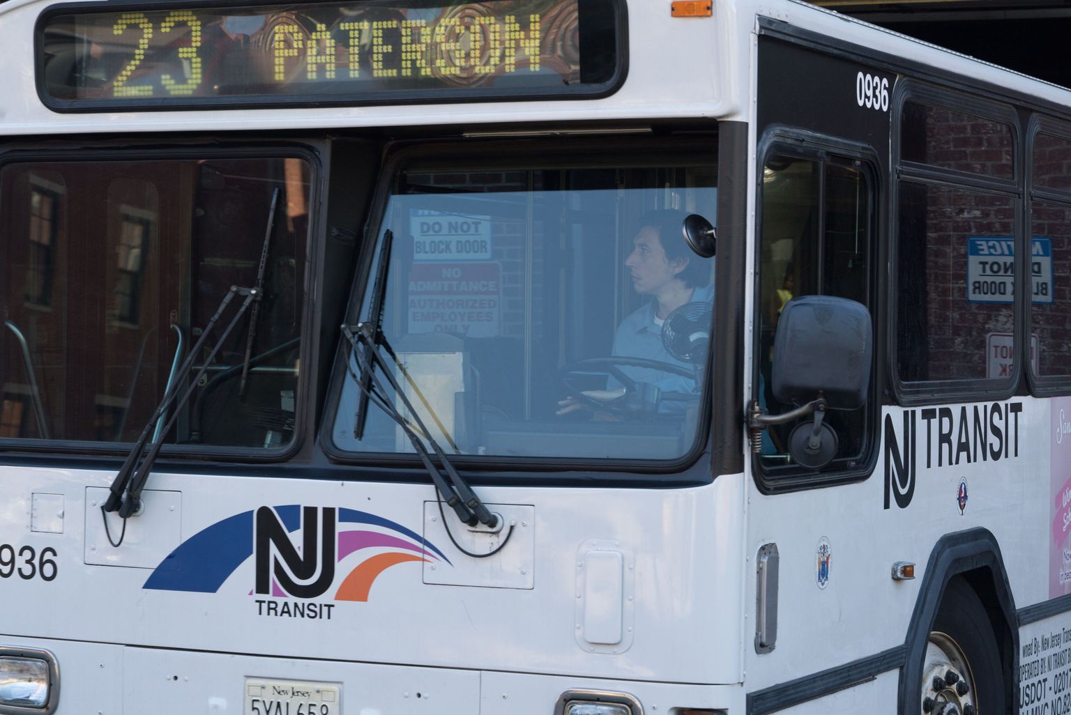 Paterson (Adam Driver) on bussijuht, kes kirjutab luuletusi.