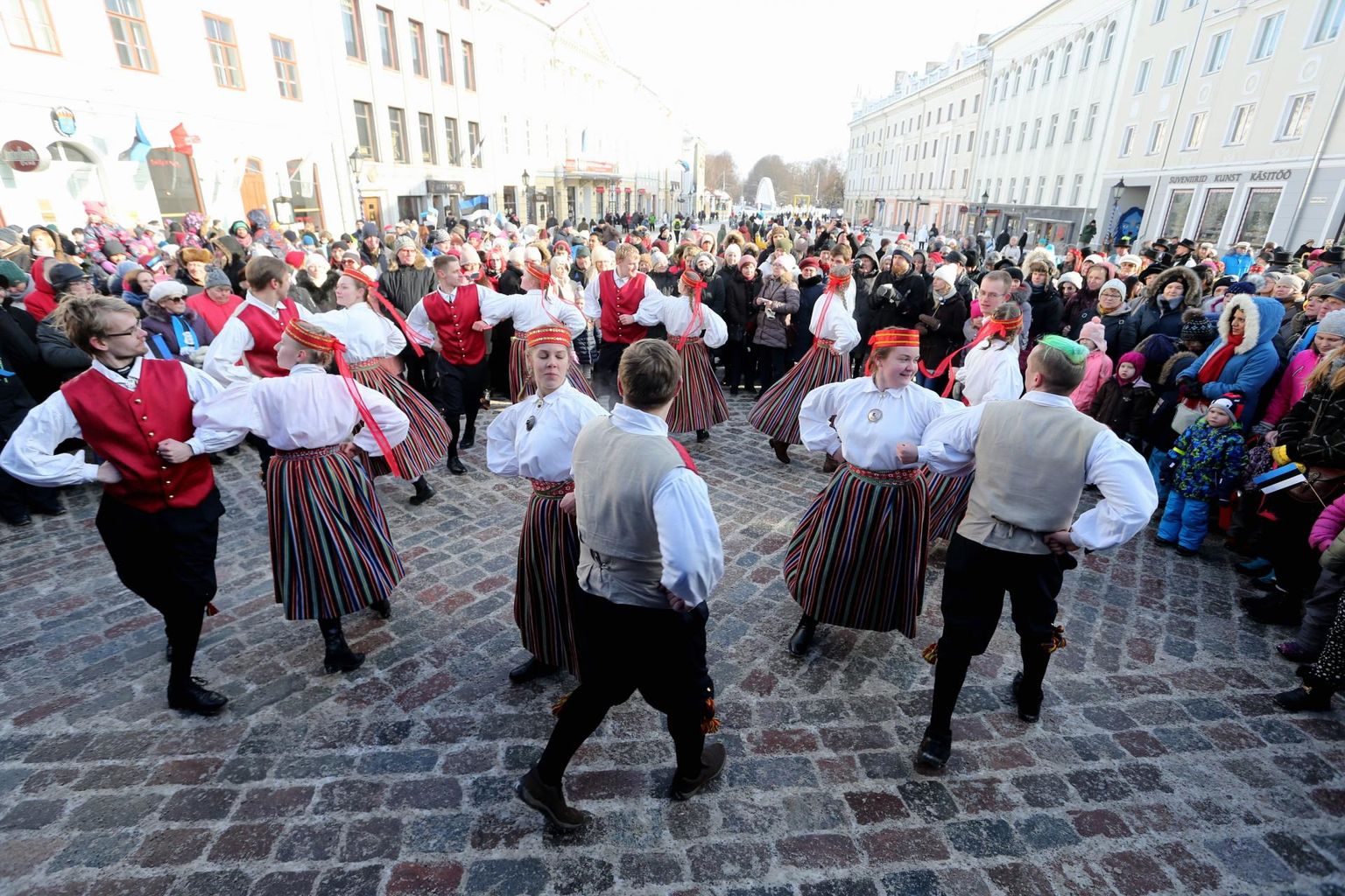 Rahvapidu ja kringli jagamine 2018. aastal Raekoja platsil.