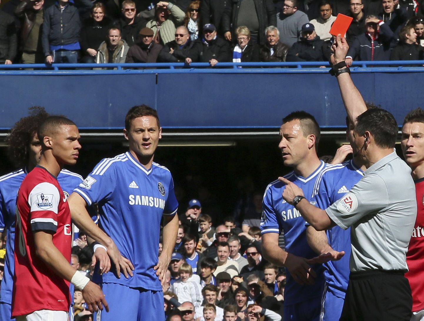Andre Marriner (paremal) Chelsea ja Arsenali vahelises kohtumises.