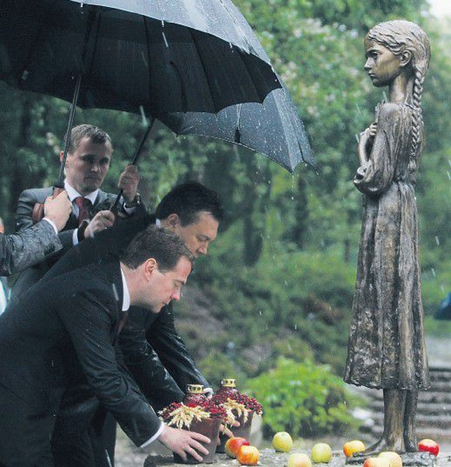 Президент России Дмитрий Медведев и президент Украины Виктор Янукович зажгли свечу возле мемориала памяти жертв голодомора в Киеве.