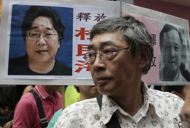 Hongkongi raamatukaupmees Lam Wing-kee 2016. aasta suvel meeleavaldusel plakati ees, millel on Hiinas vangistatud rootsi-hiina kirjastaja Gui Minhai pilt.