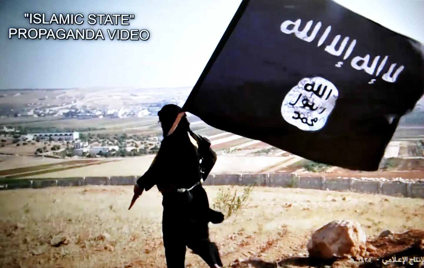 Islamiäärmuslane ISIS-e lipuga.