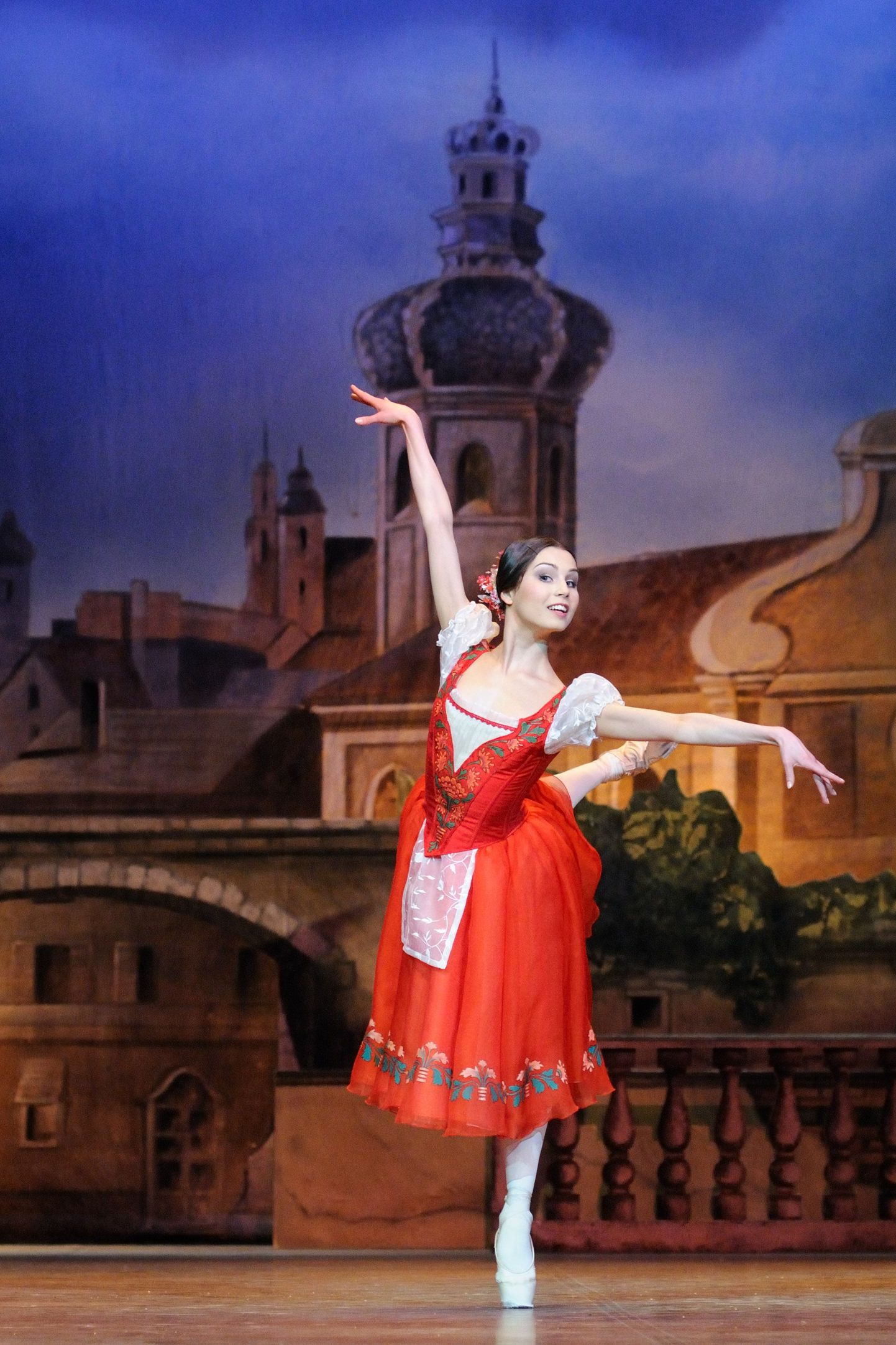 Moskva Riikliku Koreograafiakooli haridusega noor tantsijanna Olga Malinovskaja  tantsib «Coppelias» Swanilda rolli.