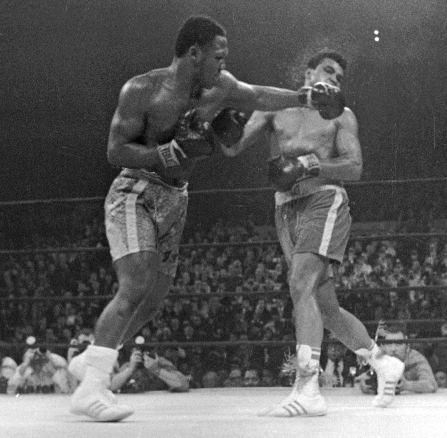 Joe Frazier (vasakul) ja Muhammad Ali 1971. aasta tiitlimatšis.