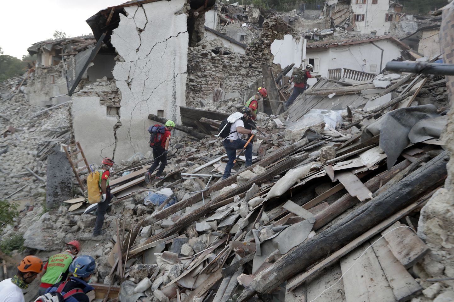 Päästjad kammivad maavärina järel läbi rususid Itaalia keskosas Pescara del Trontos.