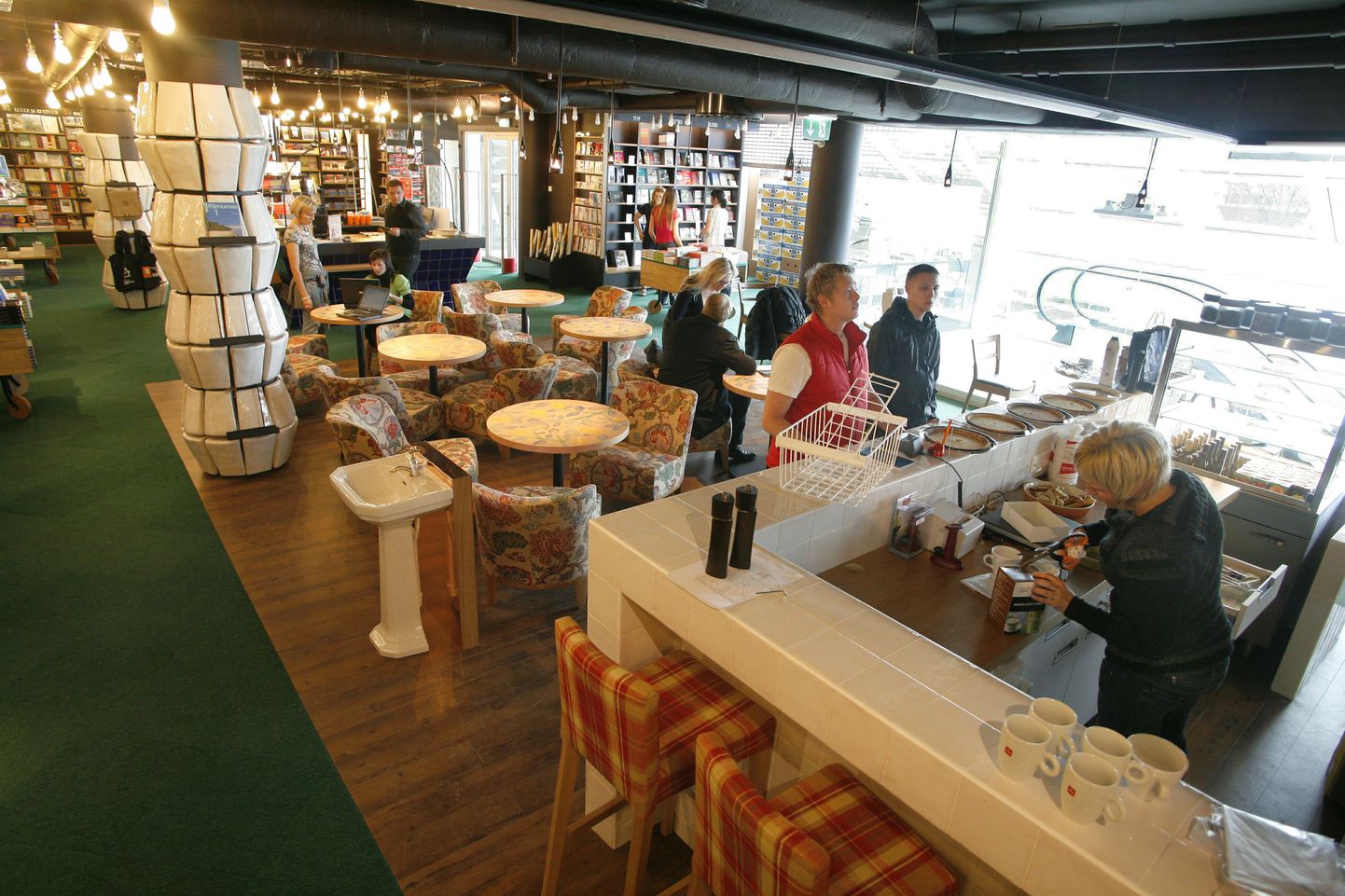 Rahva Raamatu pood ja kohvik asub praegu Pärnu Keskuses.