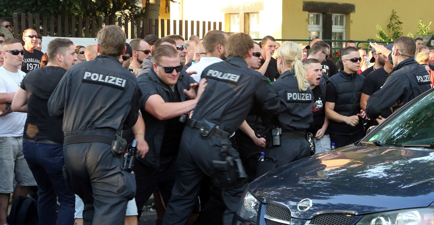 Politseinikud Dresdenis paremäärmuslasi tagasi hoidmas.