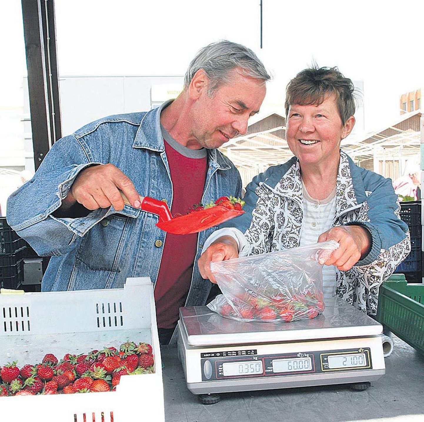 Neljapäeval Viljandi turul maasikaid pakkunud Marika ja Heino Ilisson Valgamaalt Põdrala vallast ütlesid, et
inimeste ostuhuvi on suur.