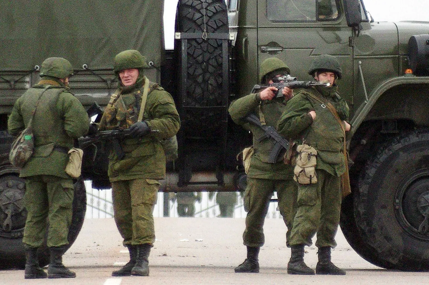 Eraldusmärkideta Vene sõdurid Krimmis.