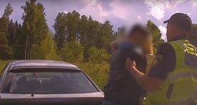 Видео: погоня полиции за нарушителем закончилась пылким поцелуем