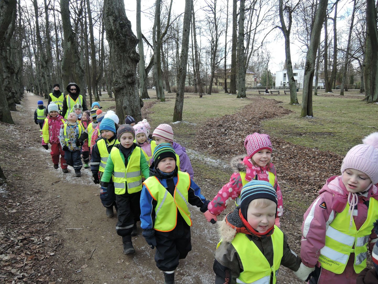 Naerumaa lasteaia lapsed teel Tähtvere parki.