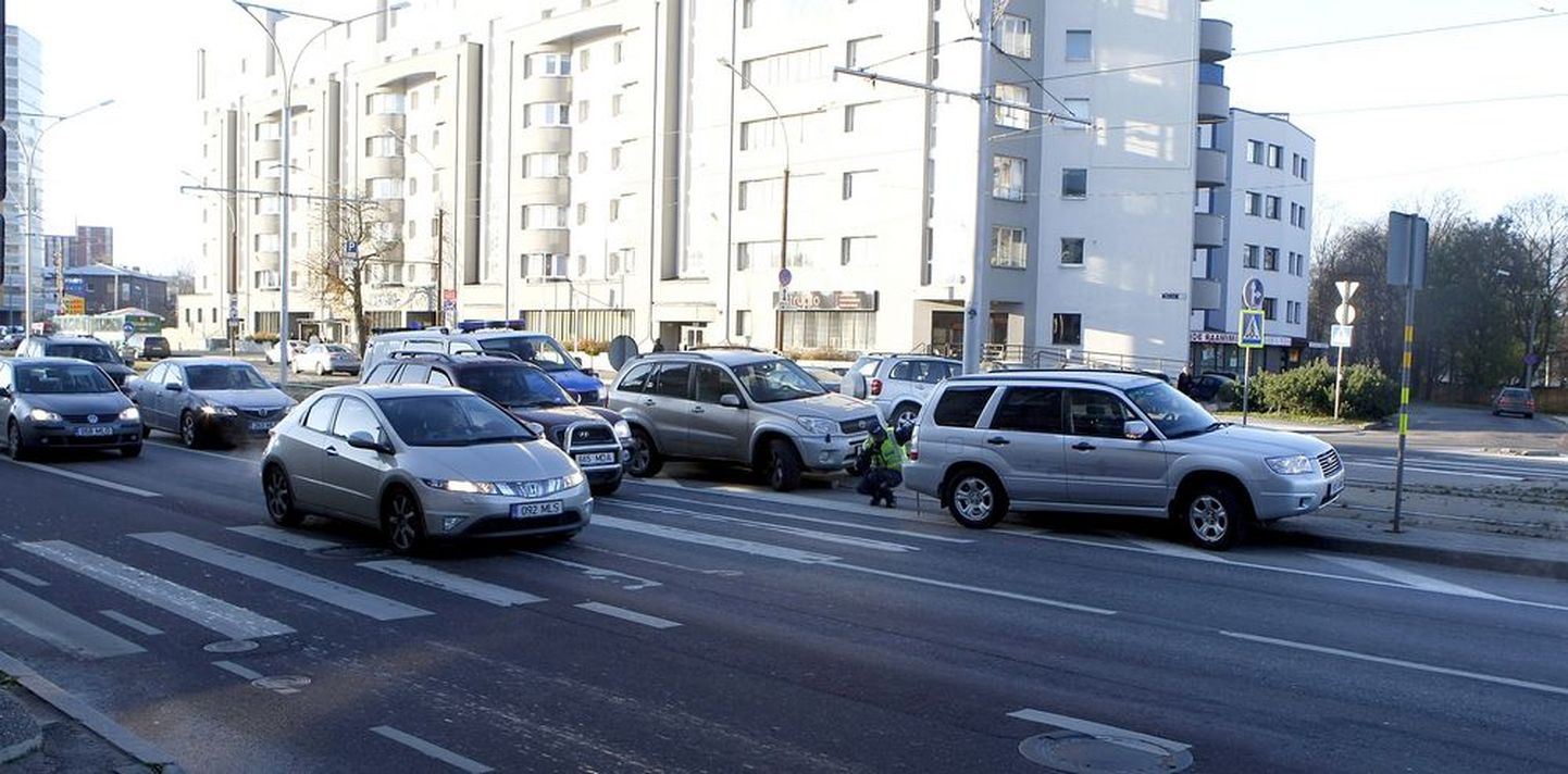 Väike kokkupõrge põhjustas Pärnu maanteel suure liiklusseisaku.