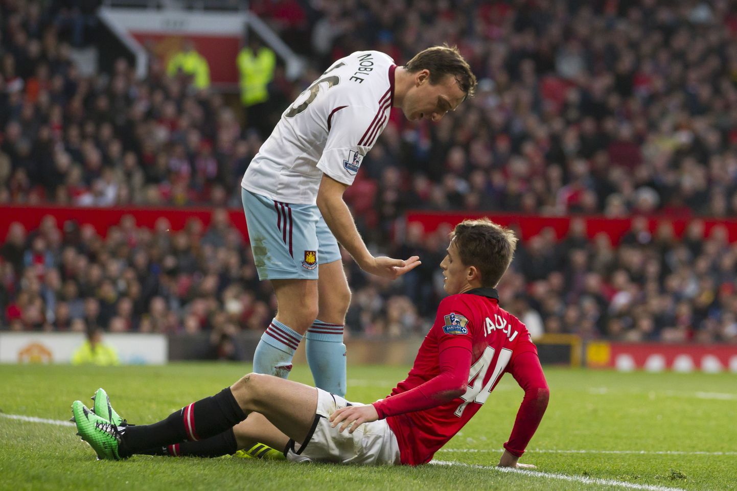 West Ham Unitedi mängumees Mark Noble soovitab kergelt kukkunud Adnan Januzaj'l püsti tõusta.