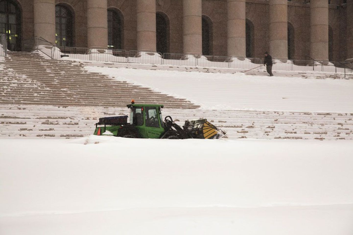 Eduskunna juures lükati lund nii mootori- kui ka inimjõul.