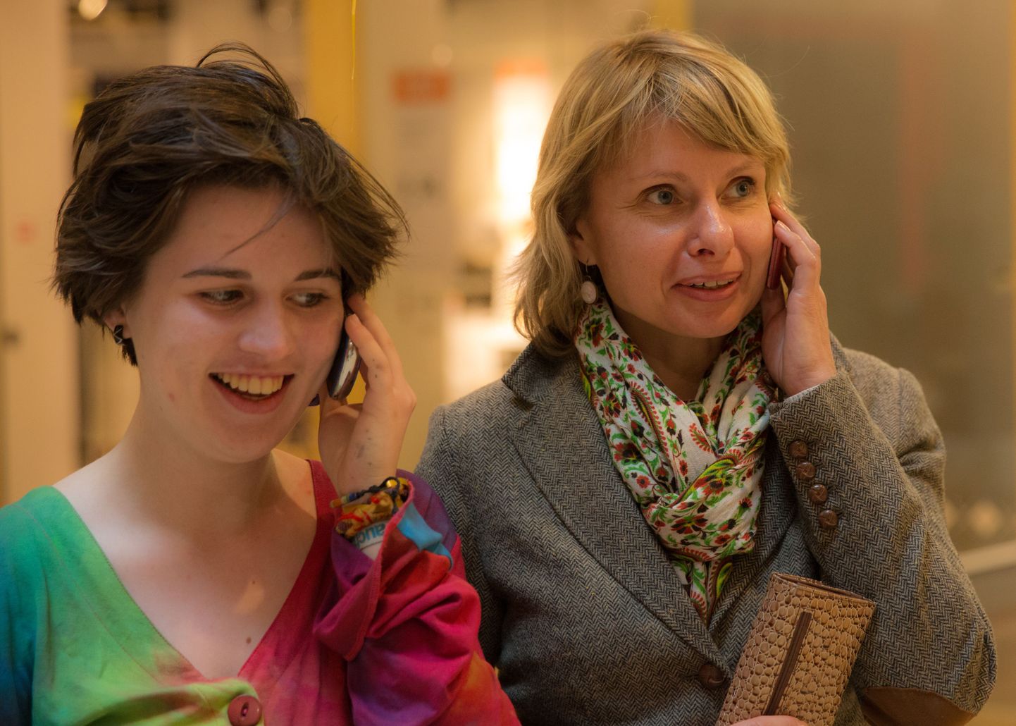 Sakslanna Nora Klingsporn (vasakul) elab ja õpib Eestis ning kutsub Angela Moostet oma Eesti emaks.