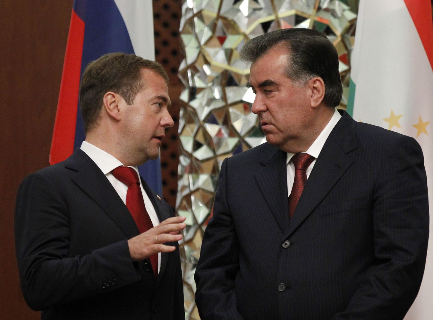 Tadžikistani president Emomali Rahmon (paremal) koos Vene riigipea Dmitri Medvedeviga 2. septembril Dušanbes.