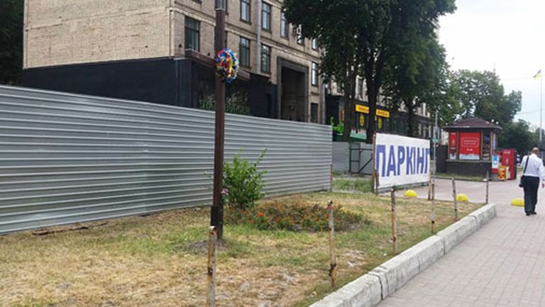 Кресты вдоль улицы - место гибели майдановцев. 