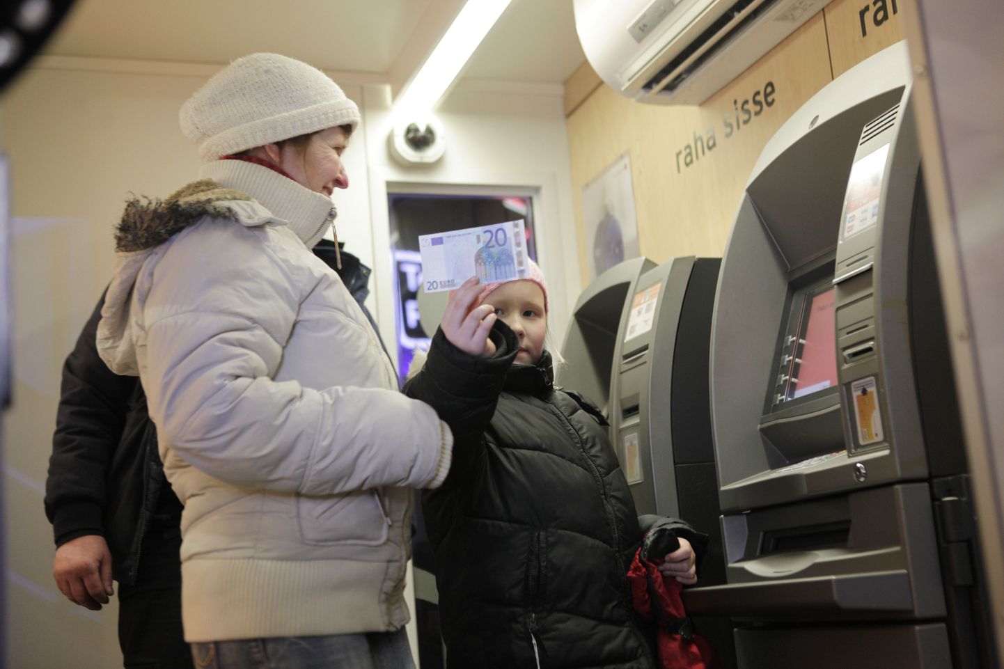 Uusaastaööl said inimesed sularahaautomaatidest kätte esimesed eurod.