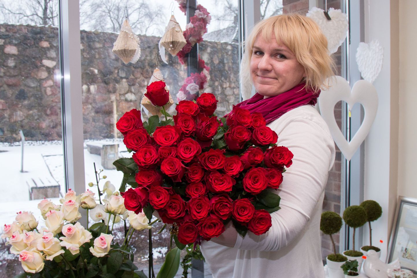 Lumiroosi lillepoe florist Tiina Rauk oli äsja valmis saanud uhke tellimustöö - 35 punase roosiga kimbu.
