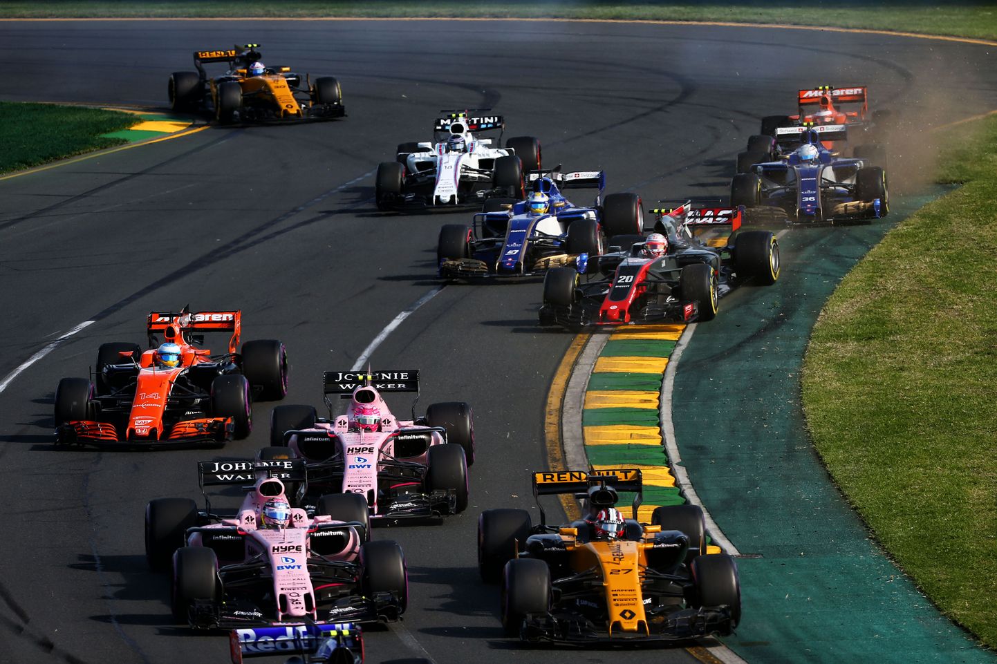 Force India sõitjad Sergio Perez ja Esteban Ocon (roosade autodega) alustasid tänavust hooaega punktikohtadega, kui neist esimene sai Austraalias seitsmenda ja teine kümnenda koha.