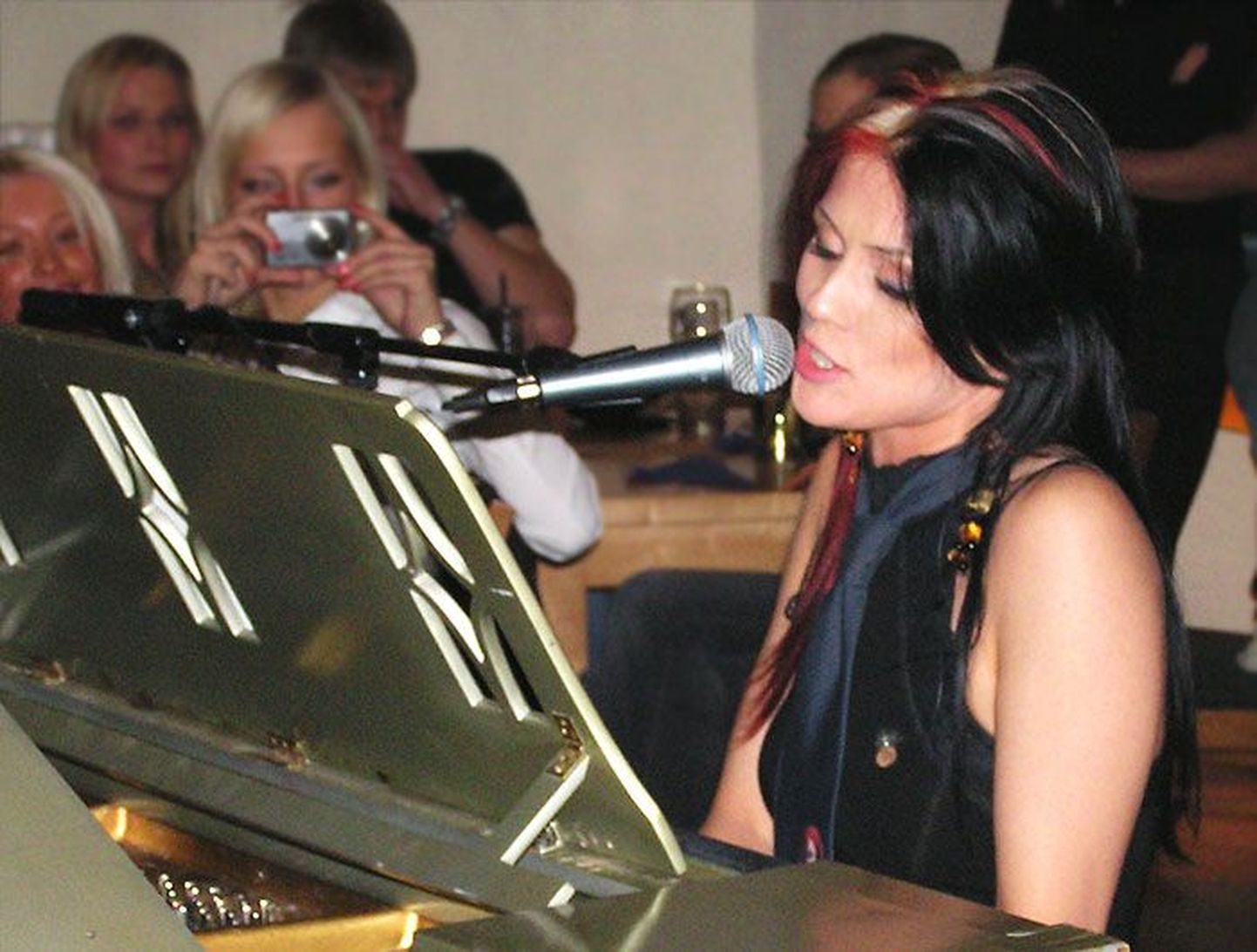 Blacky ehk Lea Liitmaa esitamas klaveril lugu uuelt albumilt