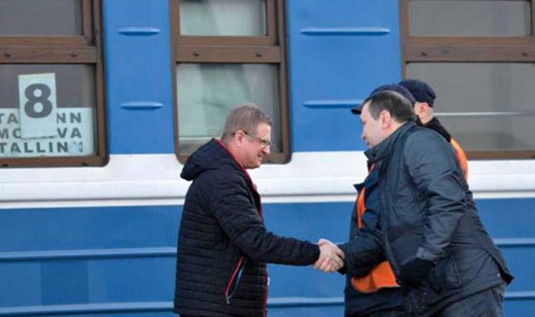 На железнодорожном вокзале Лепехина встречает руководитель «Baltnews» Александр Корнилов 