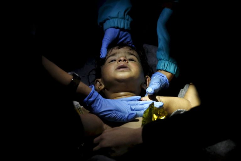  Kreeka vabatahtlikud arstid ja parameedikud üritavad Lesbosel päästa Türgist Kreekasse teel olnud ja ümber läinud paadist pärit lapse elu. Fotod: Scanpix